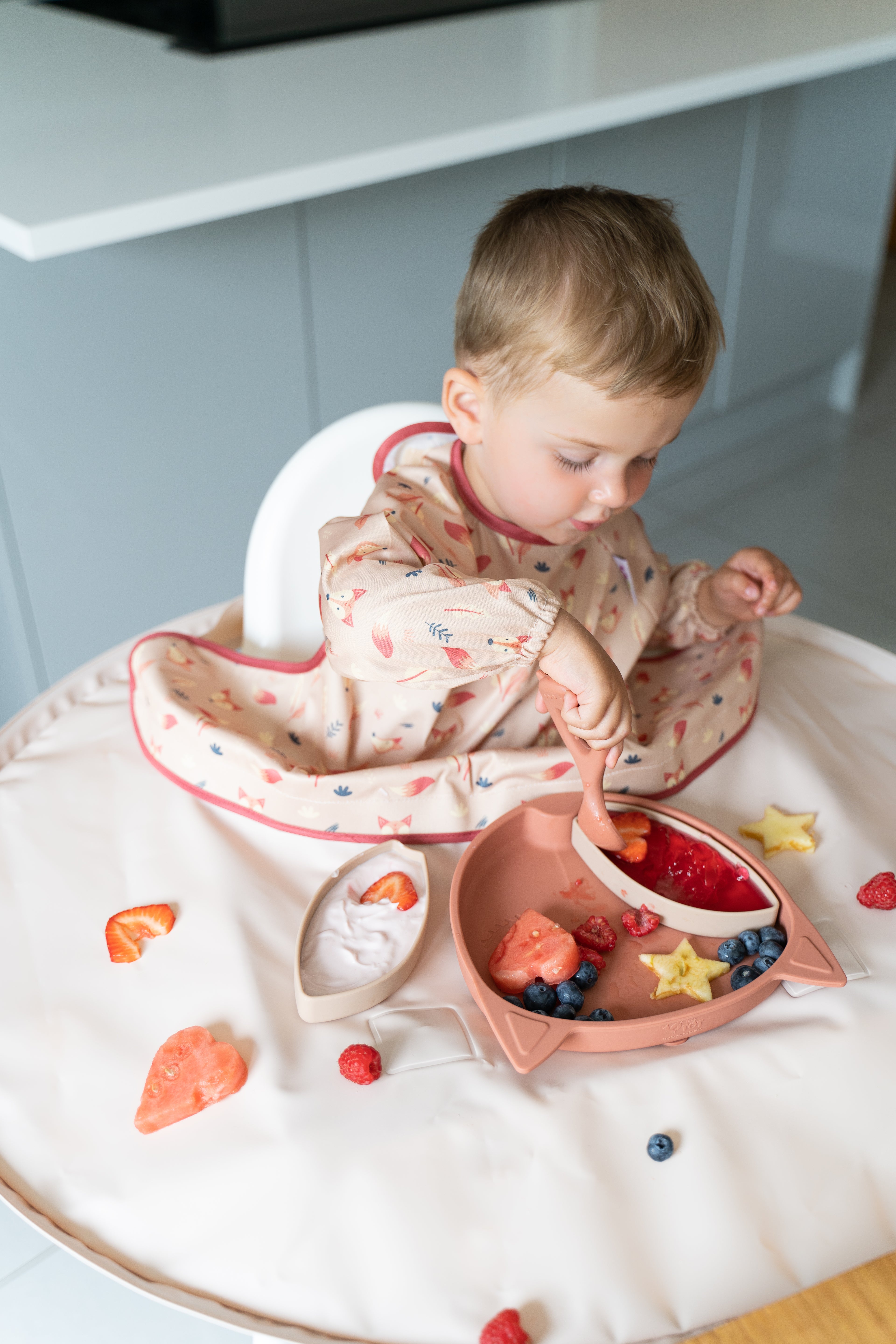 Tidy Tot Lätzchen, Tablett und Löffel – SET – Sand – Lätzchen mit Ärmeln – MamaMilla