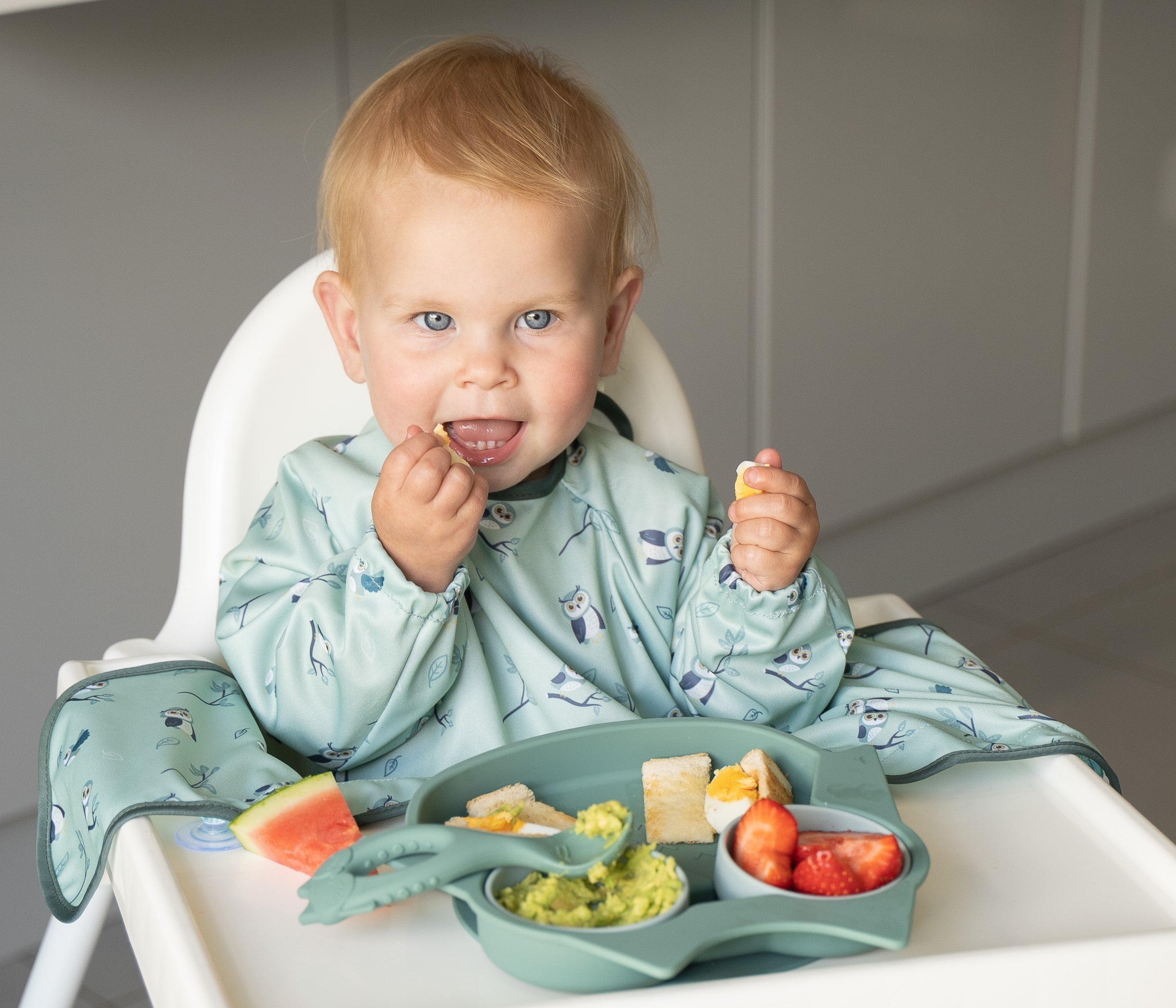 Tidy Tot Lätzchen mit langen Ärmeln für Tablett – Grüne Eule – Lätzchen mit Ärmeln – MamaMilla