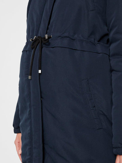Mamalicious Umstands-Parkajacke – Jessa – Marineblauer Blazer – Umstandsjacke – MamaMilla