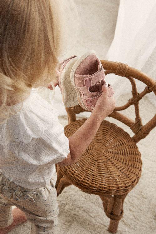 Fabelhafte, leichte Sandalen mit Klettverschluss – Misty Rose – Schuhe – MamaMilla
