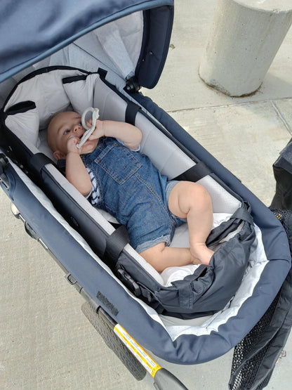 Paketangebot: Easygrow Favn Babynest/Lift + Spielbügel - Babylift - MamaMilla
