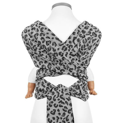 Fidella Fly Tai Babytrage – Leopard Silber – Kleinkind – Babytrage – MamaMilla